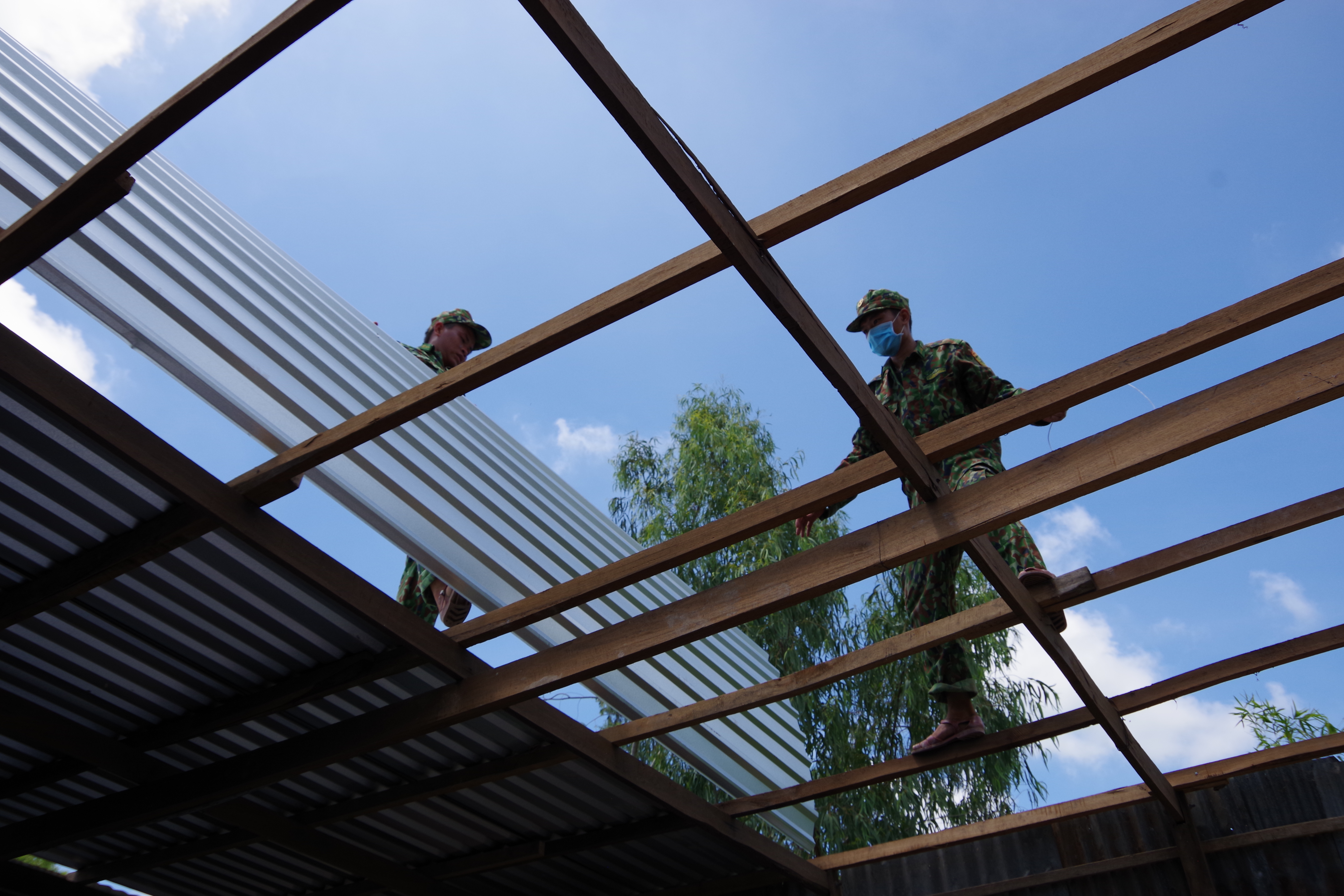 Bộ đội giúp dân khắc phục hậu quả do dông lốc